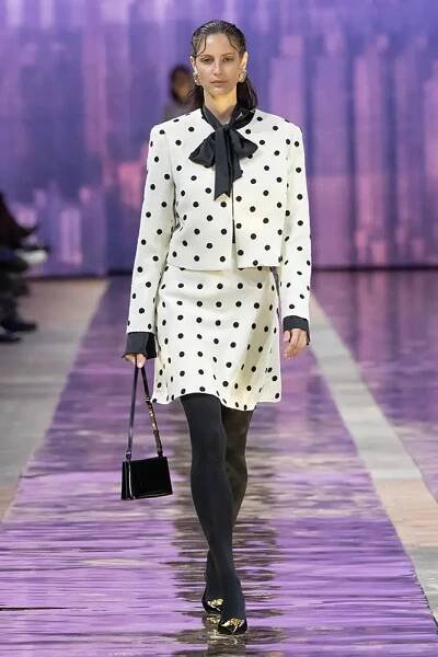 Jacke und Rock mit Polka Dots im Couture-Stil