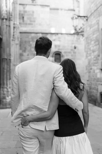 sesión de fotos de pareja en Barcelona en el barrio Gótico