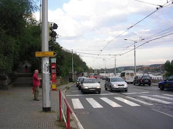 Soubor:Nábřeží Edvarda Beneše u Čechova mostu.jpg