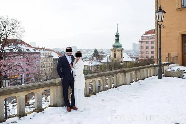 Svatební fotografie nevěsty a ženicha u Vršovického zámečku