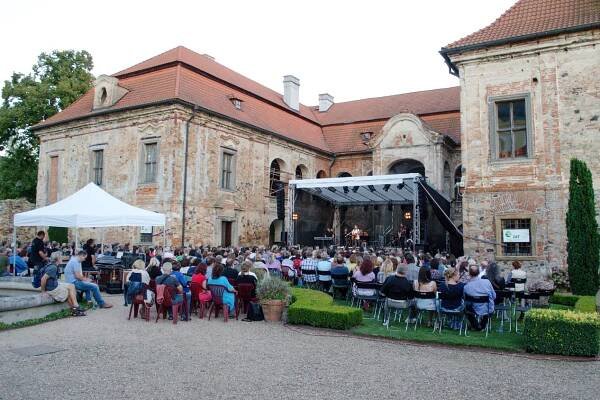 Nebílovské divadelní léto 2016 - ÚPS České Budějovice