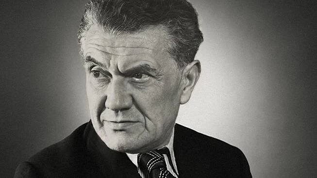 Stanislav Neumann byl oddaný komunista a podílel se na čistkách. Jeho syn se kvůli režimu zabil