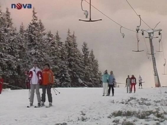 Lyžaři dávají horské přírodě pořádně zabrat