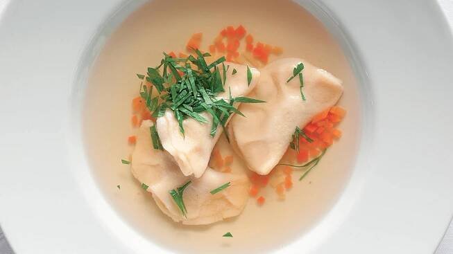 Hovězí consommé s játrovými raviolami