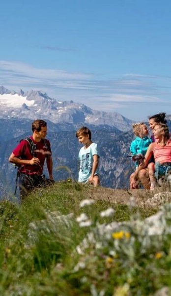 Familie beim Wandern im Ausseerland