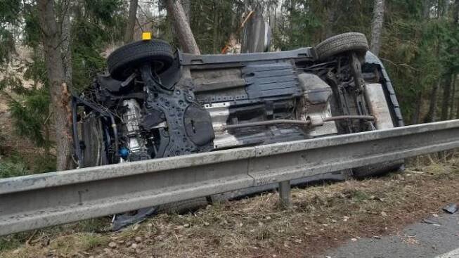 Řidič na Jihlavsku převrátil auto o svodidla. Na místě zemřel - Novinky