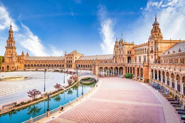 španělské náměstí v seville, španělsko. skvělý příklad iberské renesanční architektury během letního dne s modrou oblohou - sevilla - stock snímky, obrázky a fotky