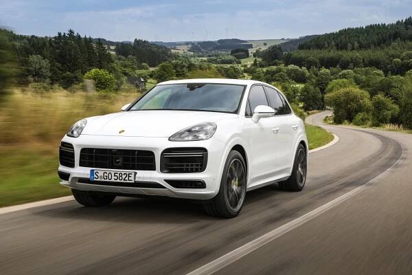 Řídili jsme nové nejsilnější Porsche Cayenne! Je to hybrid, ale elektřina mu přináší ještě víc rychlosti