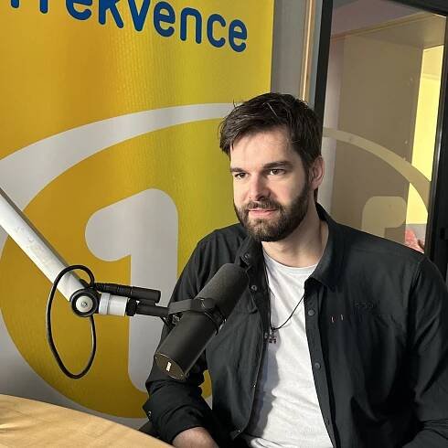 Jonáš Ledecký: Obrazy mám raději barevné, ale komiks kreslím po staru tužkou na papír | Host Frekvence 1
