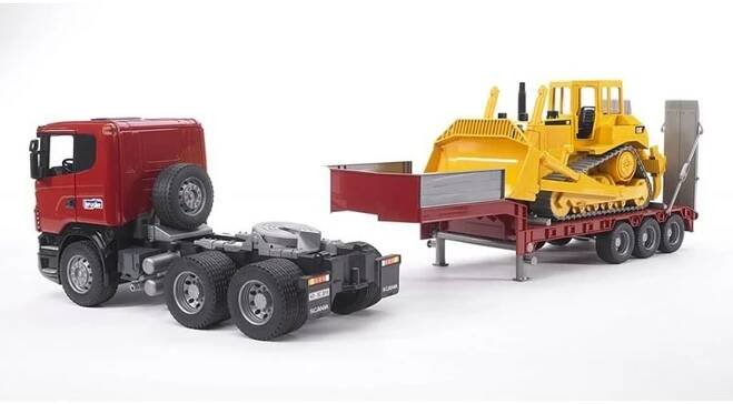 Model červeného ťahača SCANIA s návesom nesúcim žltý buldozér CATERPILLAR od značky Bruder. Ťahač má otváracie dvere, sklopné zrkadlá a odpojiteľný náves so sklopnými nájazdmi. Celá súprava je vybavená mäkkými profilovanými pneumatikami a je precízne spracovaná podľa skutočnosti.