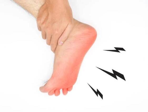 brnění a pocit pálení v noze asijského mladíka s diabetem. senzorické neuropatie problémy. problémy s nervy nohou. plantární fasciitida. - neuropatie - stock snímky, obrázky a fotky