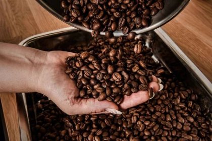 Unikátní pražírna kávy v Turnově si zapamatuje pražící proces každého zákazníka