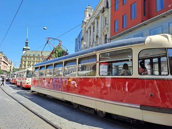 Houkání parní tramvaje, návrat koní. V centru Brna zažili dopravní nostalgii