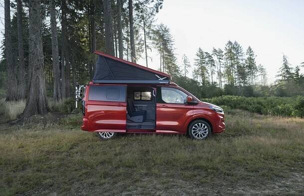 Malý obytný ford je zpět, automobilka představila Transit Custom Nugget