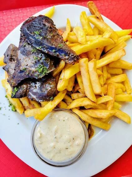 Játra na grilu, hranolky, tatarská omáčka