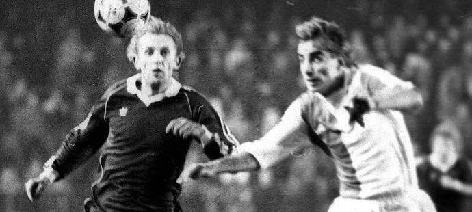 Momentka z derby pražský S. Miroslav Janů v běžeckém souboji s Janem Bergrem.