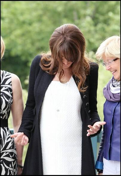 Těhotná Carla Bruni se ostatním prvním dámám chlubila bříškem.