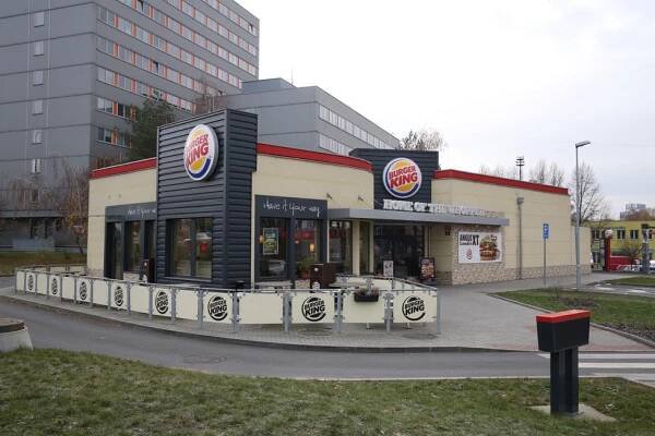 „Ženy patří do kuchyně!“ Fast food se omlouvá za přešlap na MDŽ