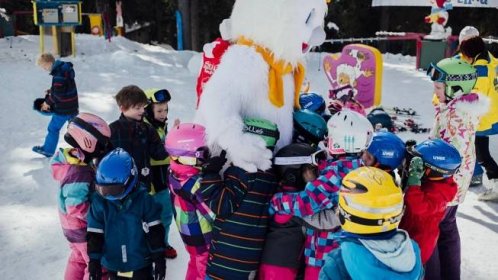 Každá lyžařská škola má svého vlastního plyšového maskota, který děti motivuje a stará se o to, aby se během výuky lyžování dobře bavily.
, © Tirol Werbung/Fritz Beck