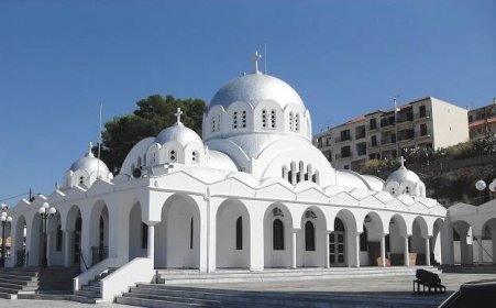 Soubor:Pylos, Holy Assumption Church 1.jpg – Wikipedie
