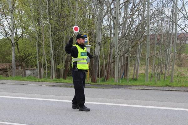 Tady měřte, vzkázali lidé policii