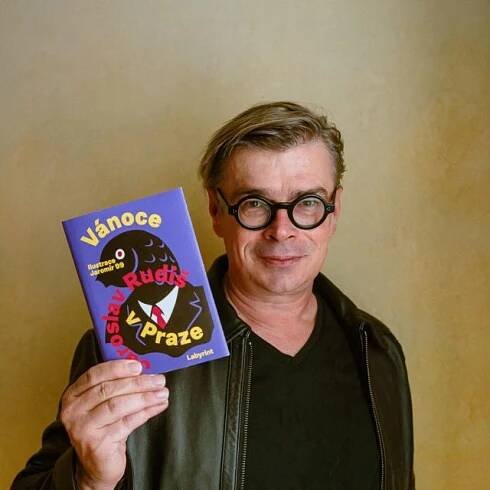 Jaroslav Rudiš s knihou Vánoce v Praze. Z němčiny přeložila Michaela Škultéty. Vydává nakladatelství Labyrint | foto: Jan Hromádko,  Nakladatelství Labyrint