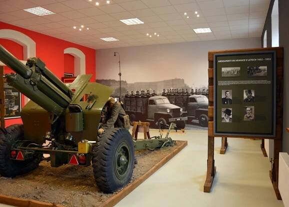 Výjev z expozice s její dominantou houfnicí vz. 38/74