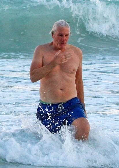 Richard Gere (68) šel do plavek: Jeho o polovinu mladší přítelkyně může být spokojená
