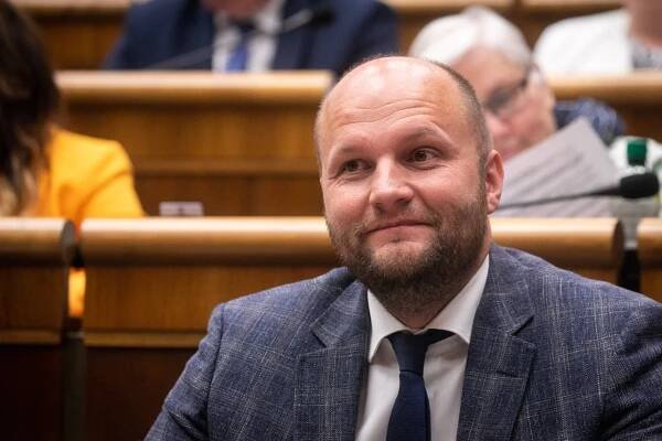 Poslanci Smeru podali trestné oznámenie na Jaroslava Naďa pre korupciu, exminister obrany reagoval krátkym vy