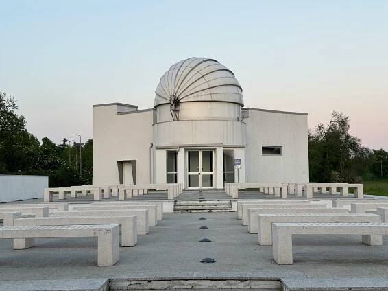 Základová fotografie na téma architektura, astronomie, bílá kopule, budova, chodník, dalekohled, denní, exteriér, fotografie
