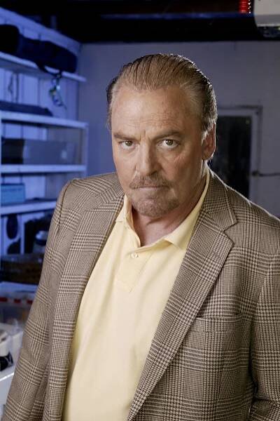 Vzkvétající město - Promo - Stacy Keach
