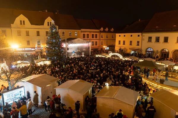 Písek svítí! V neděli se slavnostně rozzářil strom, adventní městečko i kluziště