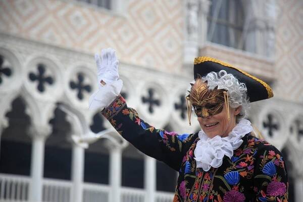 Benátky pobláznil legendární karneval. I svůdník Casanova by se červenal