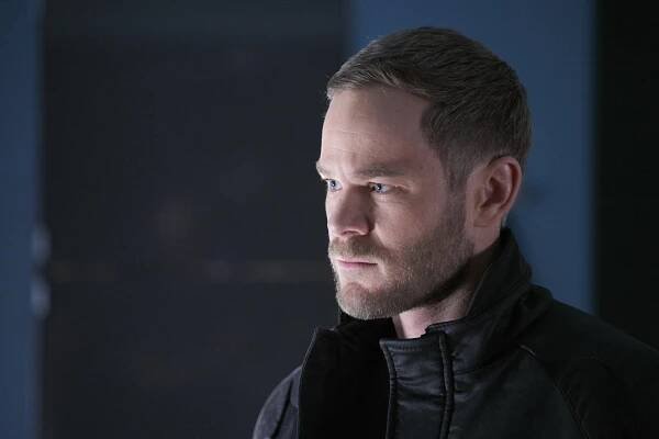 Killjoys: Vesmírní lovci - Dutch a skutečná dívka (S02E01) (2016)