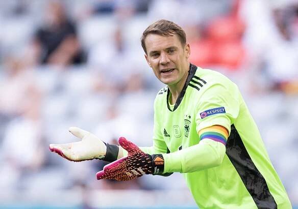 Neuer duhovou pásku nesundá. Němci chystají i další protest
