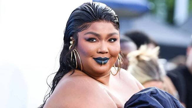 Jednou skoro nahá, jindy v božské róbě či jako chlupatá Barbie! Zpěvačka Lizzo se módy nebojí