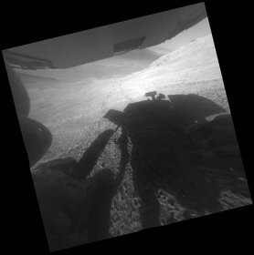 Hra se stínem. Na některých fotkách, které poslal rover Opportunity je možné zahlédnout jeho stín