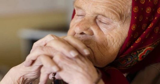 Vůně stáří: Co způsobuje změny pachu u starých lidí? Tělo tím vysílá důležitou zprávu a není to špatná hygiena