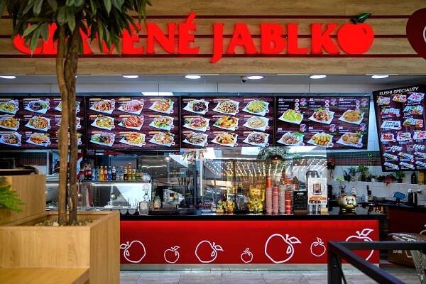 Červené jablko - centralmost.cz