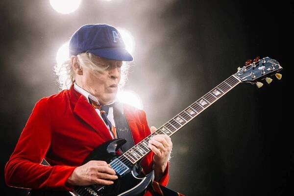Mnozí posluchači dorazili v tričkách s logem AC/DC. Na snímku je kytarista Angus Young.