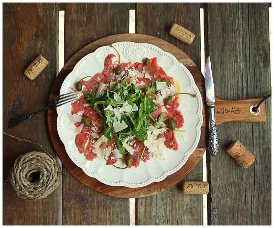 Hovězí carpaccio s rukolou, parmazánem a plody kapary - Carujeme.cz