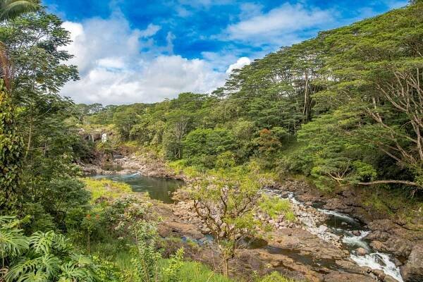 Boiling Pot waterfall on the Wailuku River State Park.
