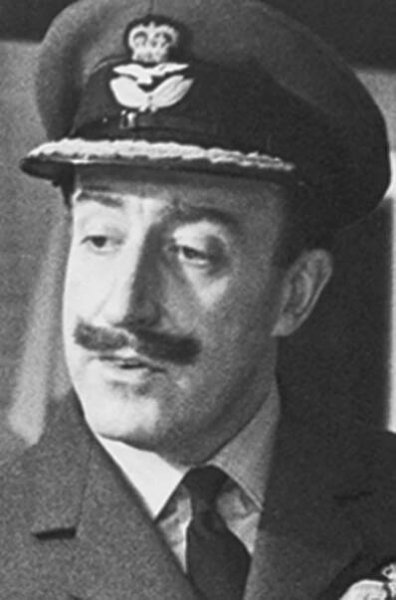Peter Sellers in Dr. Divnoláska aneb Jak jsem se naučil nedělat si starosti a mít rád bombu (1964)