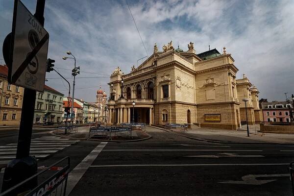 File:Plzeň - Smetanovy sady - View NE on Josef Kajetán Tyl Theatre - Divadlo Josefa Kajetána Tyla 1902 by Antonín Balšánek - Neo-Renaissance architecture.jpg