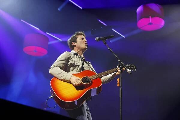 RECENZE: Pozitivní a vyzrálý James Blunt kraloval pod sedmi lustry