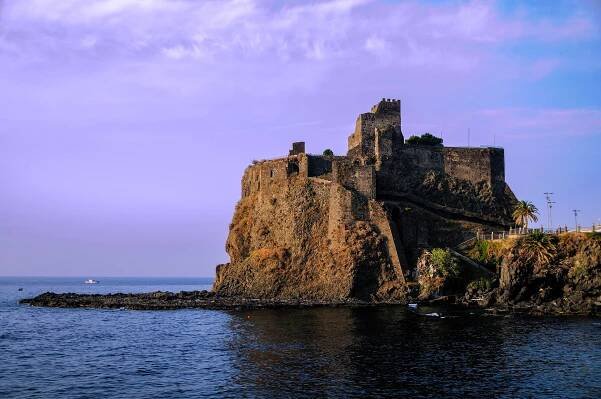 Soubor:Aci Castello Sicily Italy - Creative Commons by gnuckx (5085398127).jpg – Wikipedie