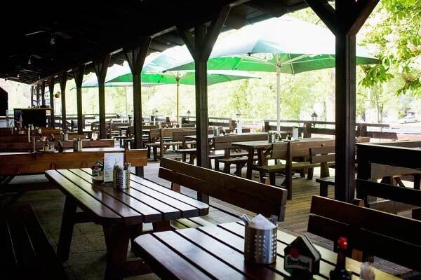 Restaurace Na Statku Jevany - zahrádka se slunečníky