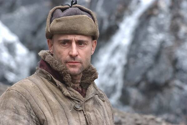 Colin Farrell jako „luxusní balení ruského hrdlořeza“. Na prsou s Leninem a Stalinem, tetování si navrhl sám