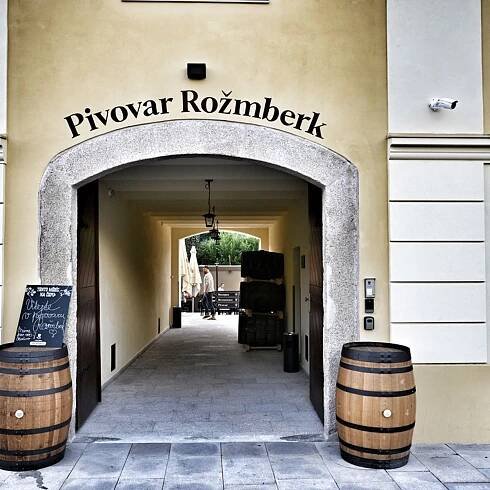 Ruinu nad rožmberským jezem přetvořil podnikatel v prázdninový hotel s pivovarem