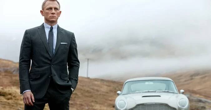 Agent s povolením vydělávat. James Bond má bohatého majitele i historii
